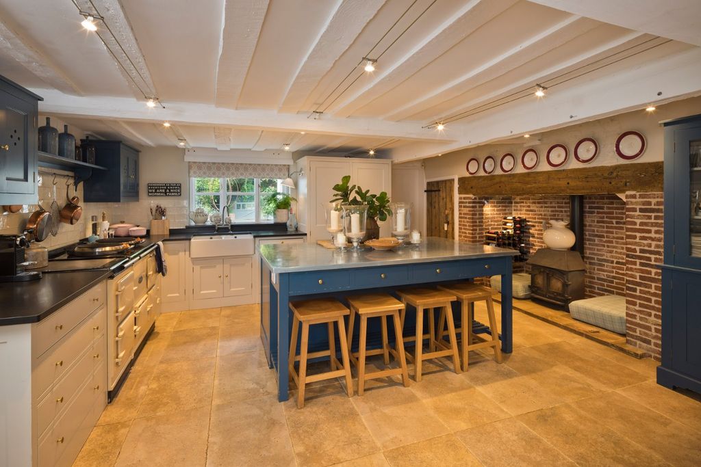 Property photo 3 of 31 Kitchen