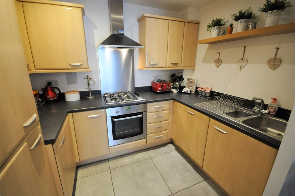 Property photo 3 of 10 Kitchen