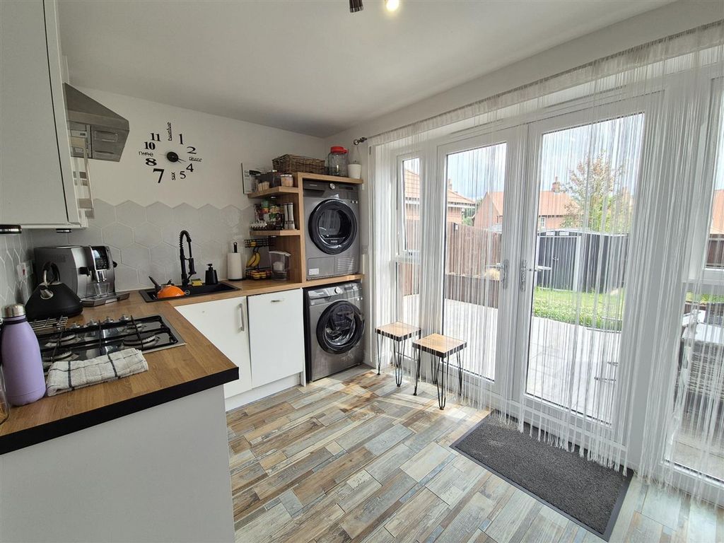 Property photo 2 of 15 Modern Kitchen