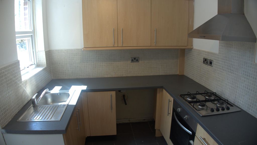 Property photo 3 of 8 Kitchen