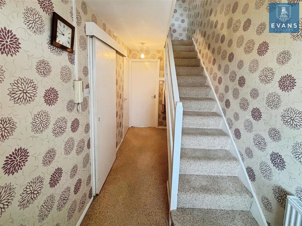 Property photo 2 of 12 Hallway