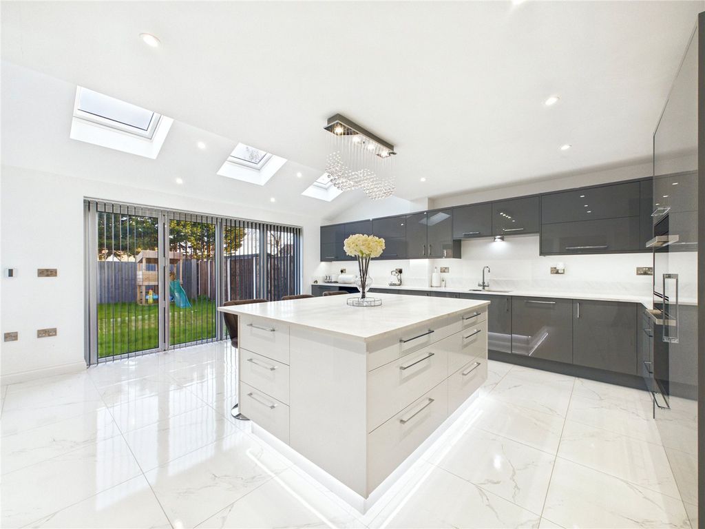 Property photo 3 of 19 Picture No. 17