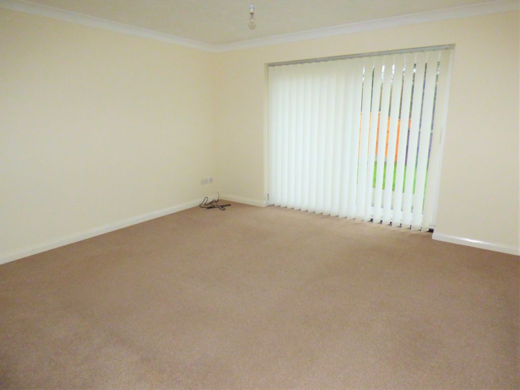 Property photo 3 of 16 Lounge