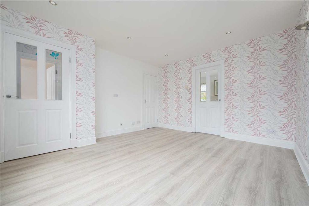 Property photo 3 of 25