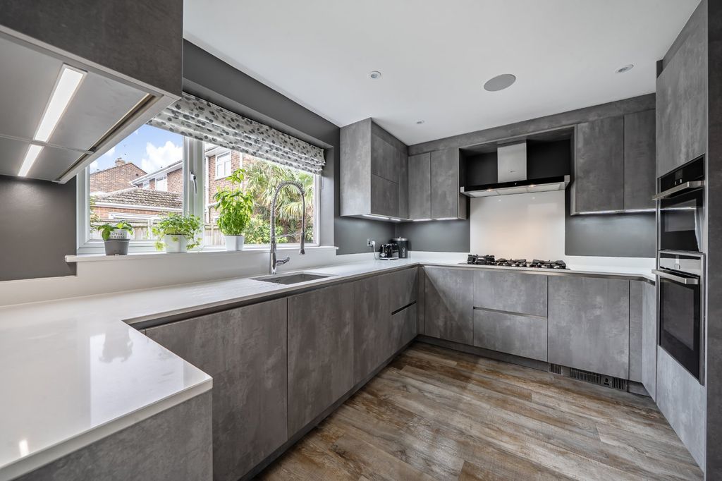 Property photo 2 of 28 Picture No. 14