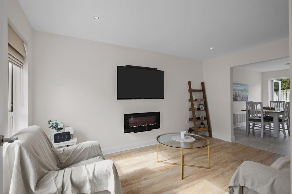 Property photo 3 of 22 36 Spinners Gate 07.Jpg