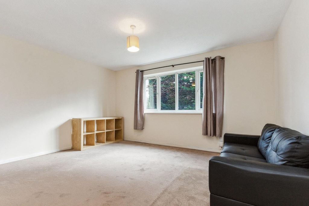 Property photo 3 of 7 23 Myrna Close Sw19 Reception 2.Jpg