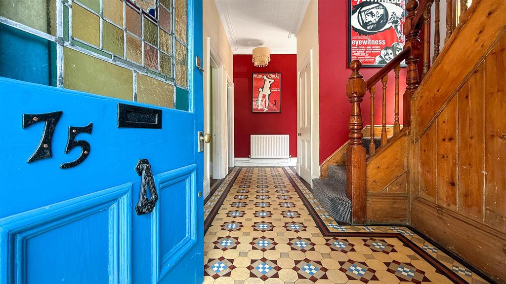 Property photo 2 of 40 Entrance Hall