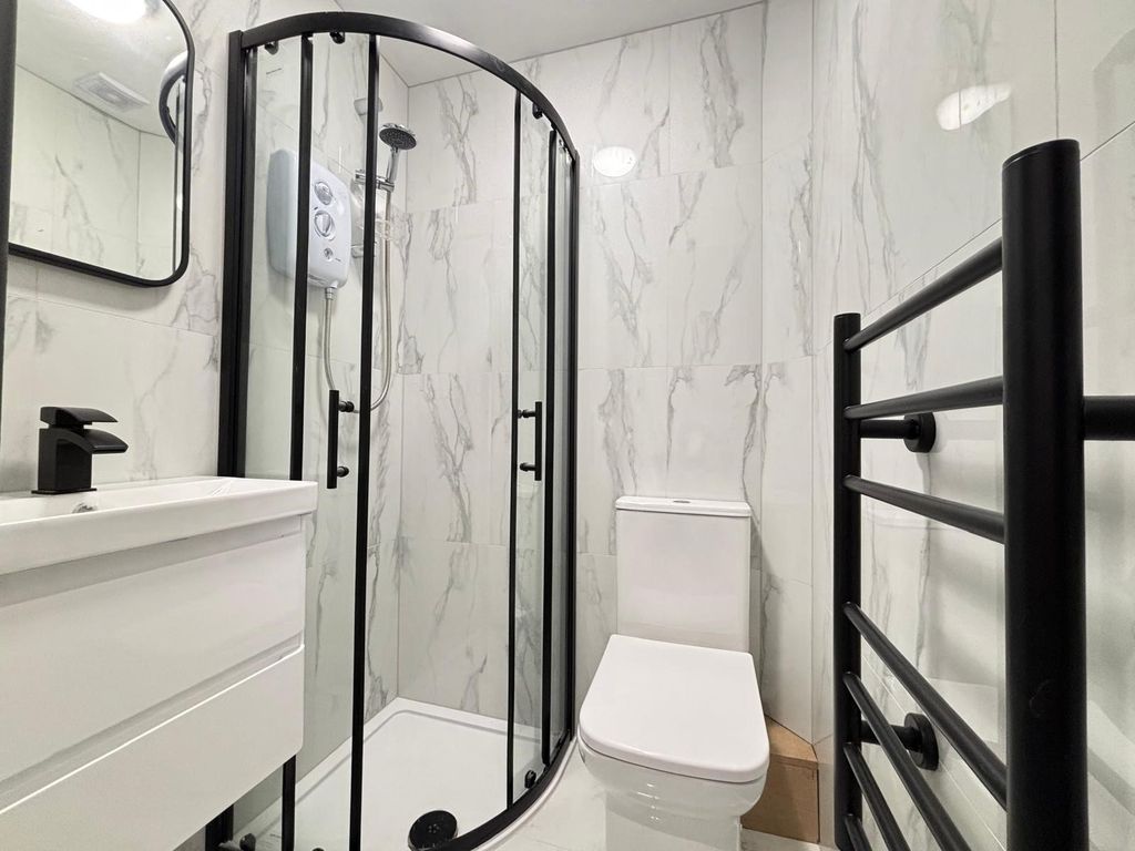 Property photo 3 of 5 En-Suite Bathroom