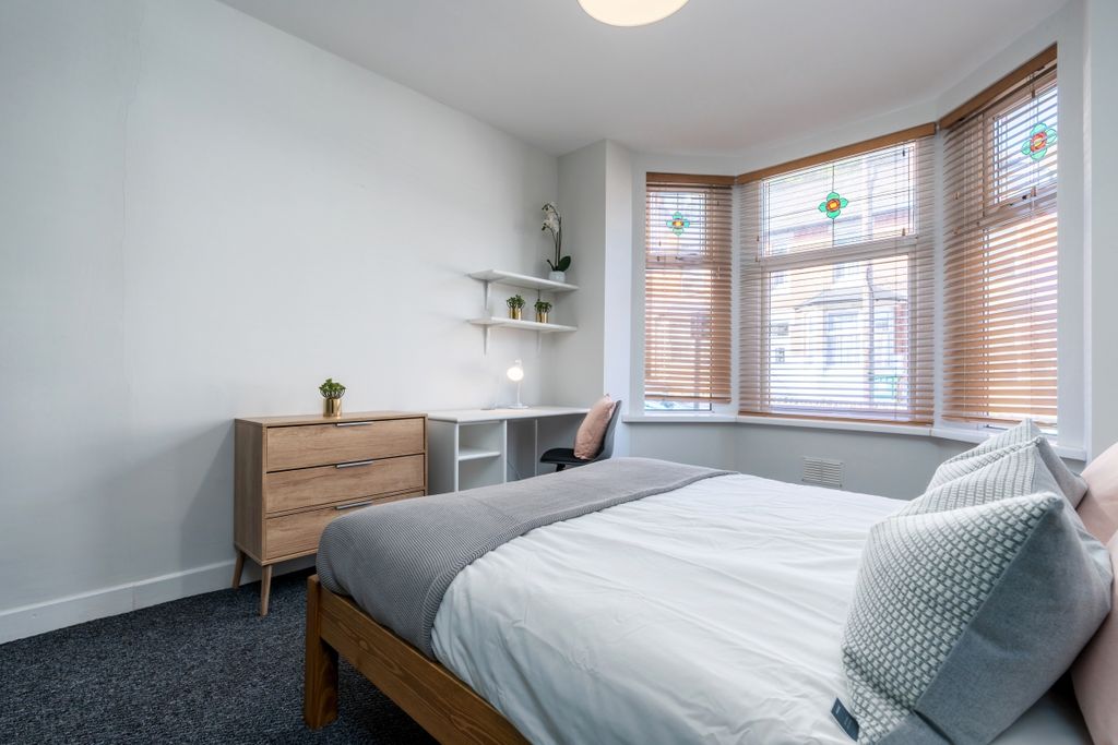 Property photo 2 of 19 104 Rothesay, Bedroom 1