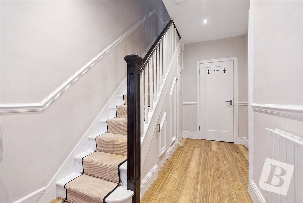 Property photo 2 of 16 Entrance Hall