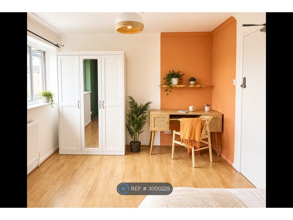 Property photo 1 of 14 Room 4