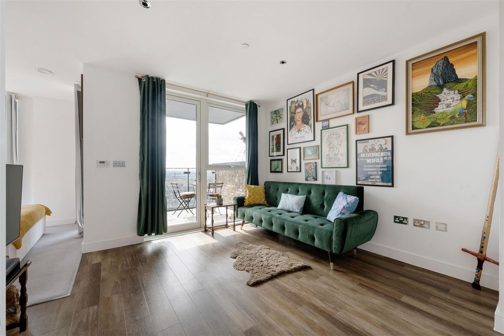 Property photo 2 of 22 Track Street, E17