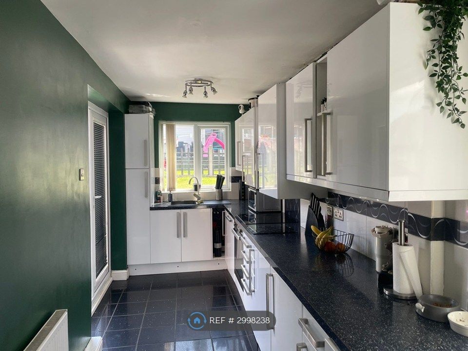 Property photo 3 of 12 Kitchen