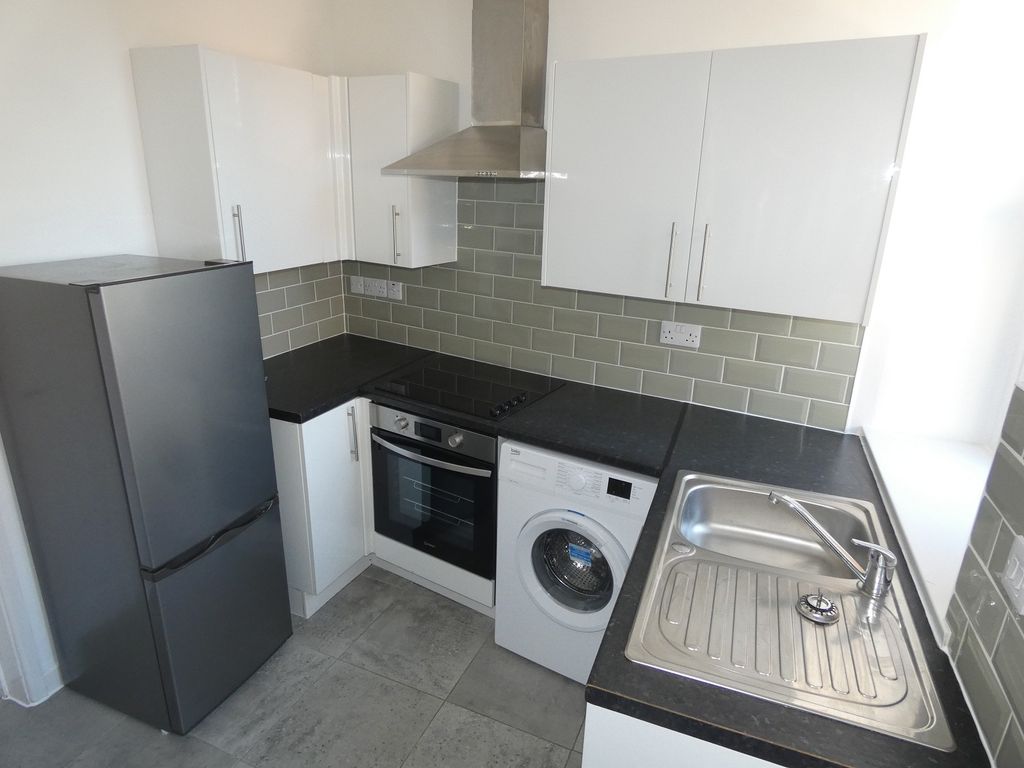 Property photo 3 of 7 Kitchen