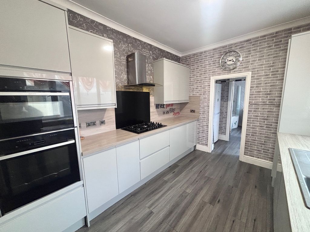 Property photo 1 of 11 Kitchen