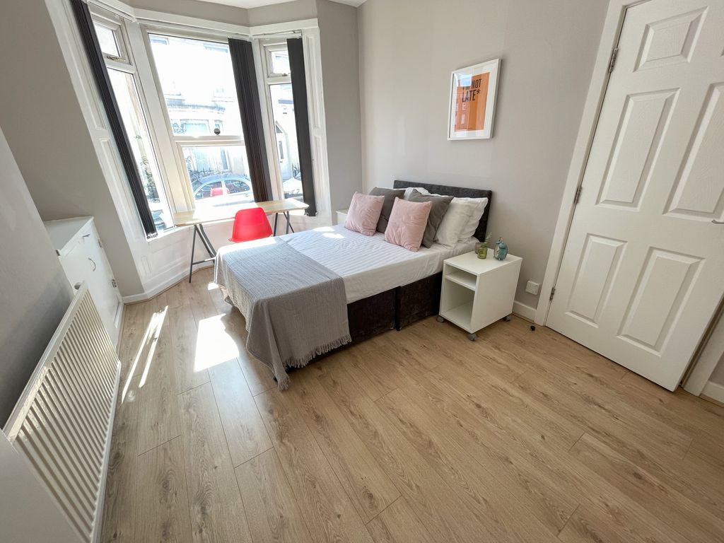 Property photo 1 of 11 10 Cotswold(1)