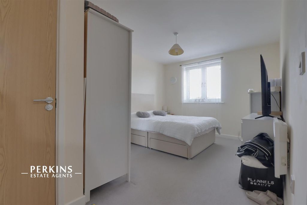 Property photo 3 of 6 Bed 2.Jpg