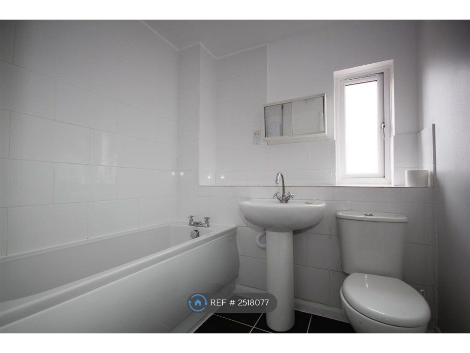 Property photo 2 of 9 Bathroom