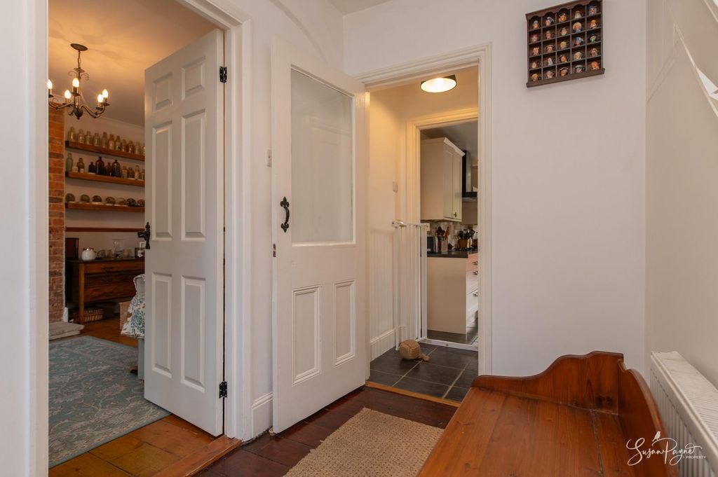 Property photo 3 of 33 Entrance Hall