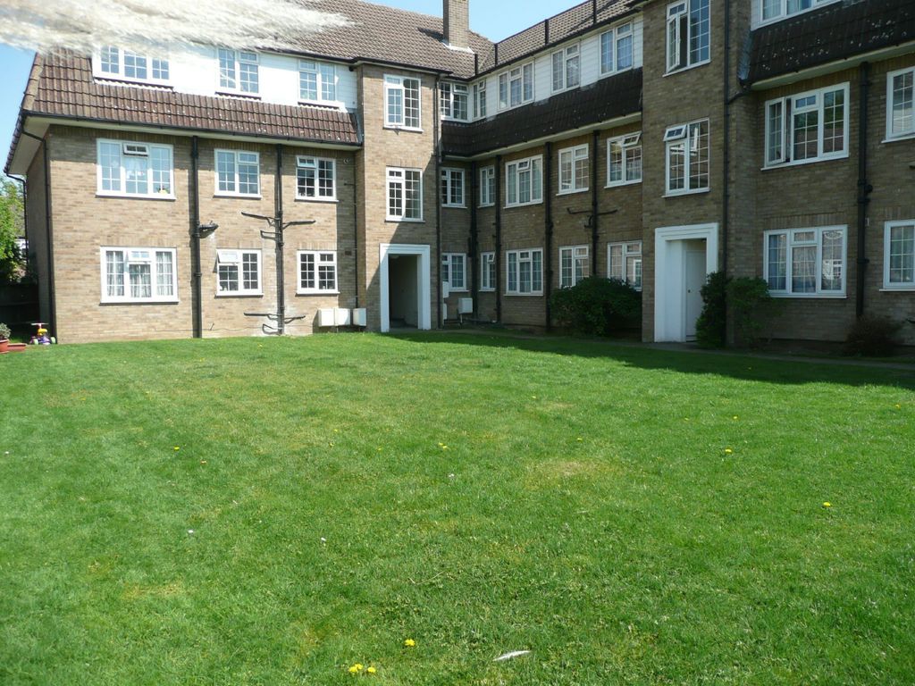 Property photo 3 of 10 Communal Gardens