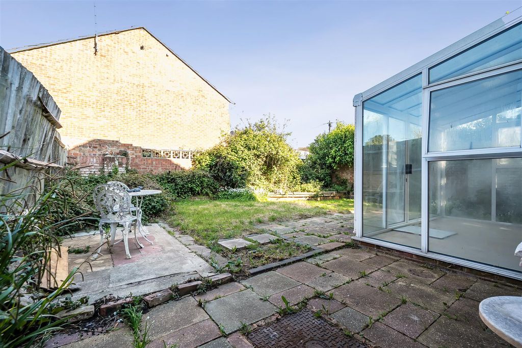 Property photo 2 of 17 For Sale By Aspire Residential | New Road