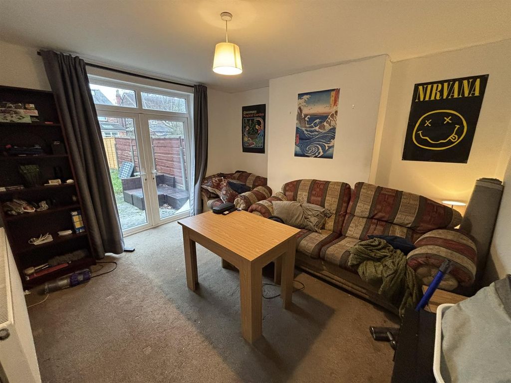 Property photo 3 of 17 Lounge