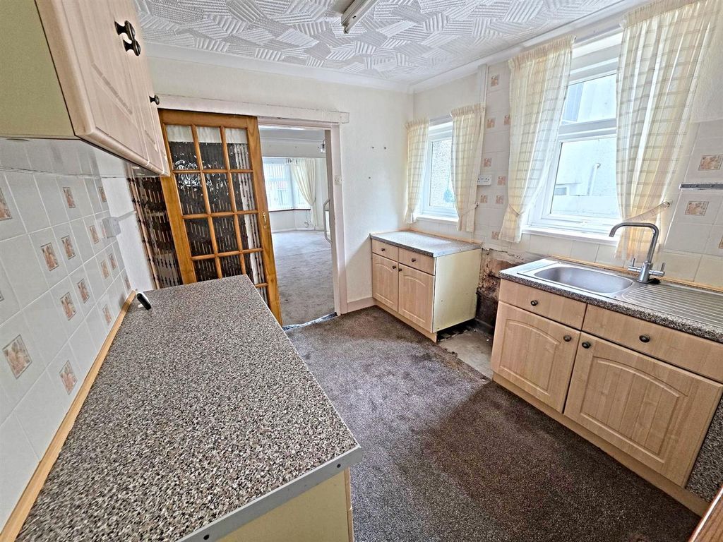Property photo 3 of 19 Kitchen