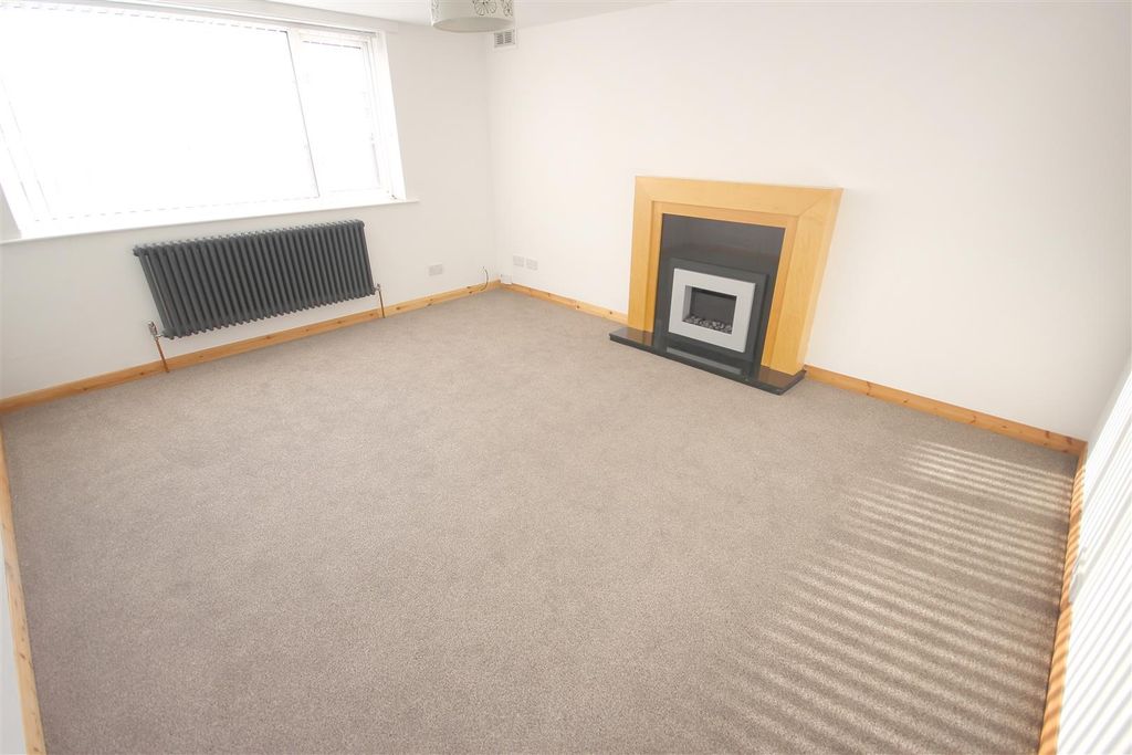 Property photo 2 of 14 Lounge