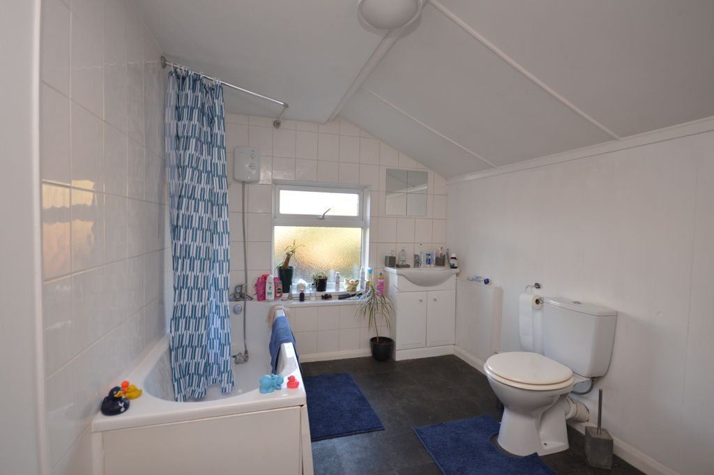 Property photo 3 of 7 Bathroom