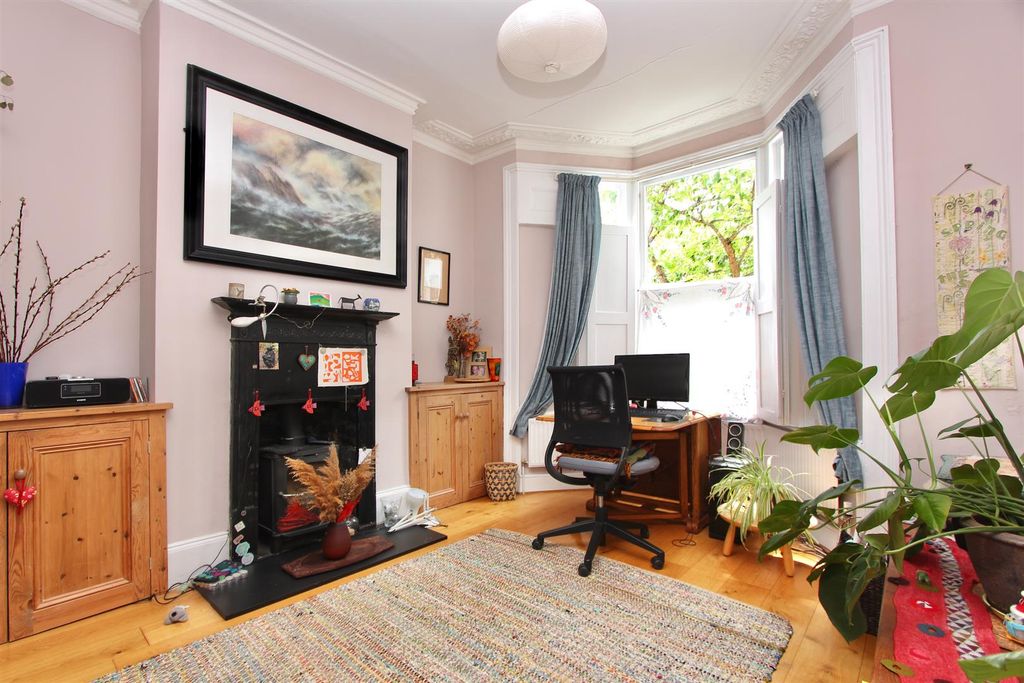 Property photo 2 of 25 Sydner Road, N16