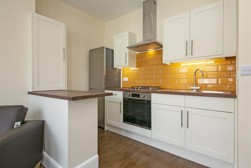 Property photo 3 of 7 50B Letchworth Street, Kitchen.Jpg