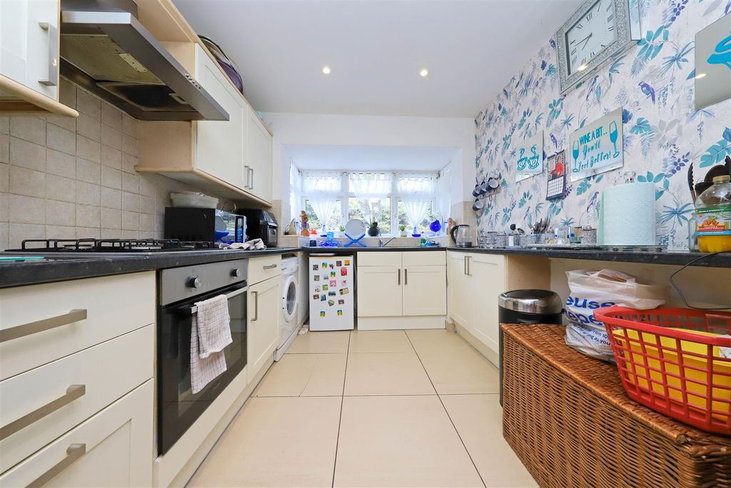 Property photo 3 of 14 Nicholas James Spears Walk Kitchen.Jpg