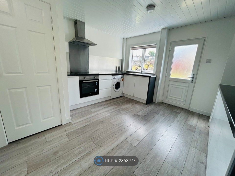 Property photo 3 of 8 Kitchen