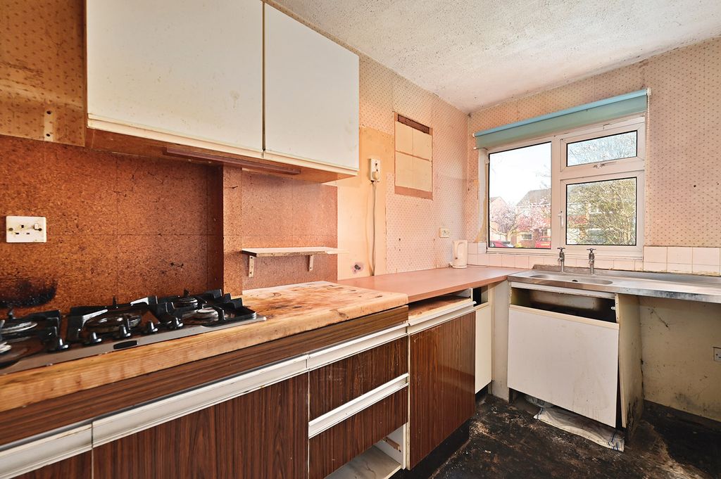 Property photo 3 of 8 11 Russell Court (1)