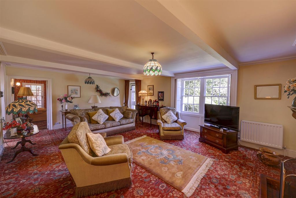 Property photo 3 of 72 Lounge