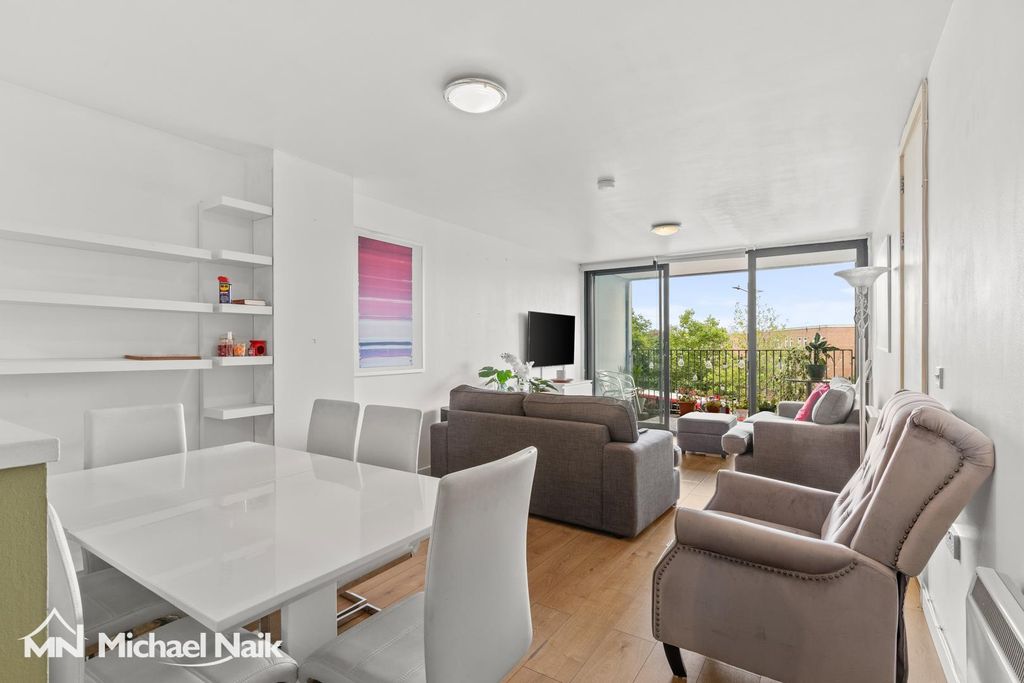 Property photo 2 of 17 Raines Court, N16