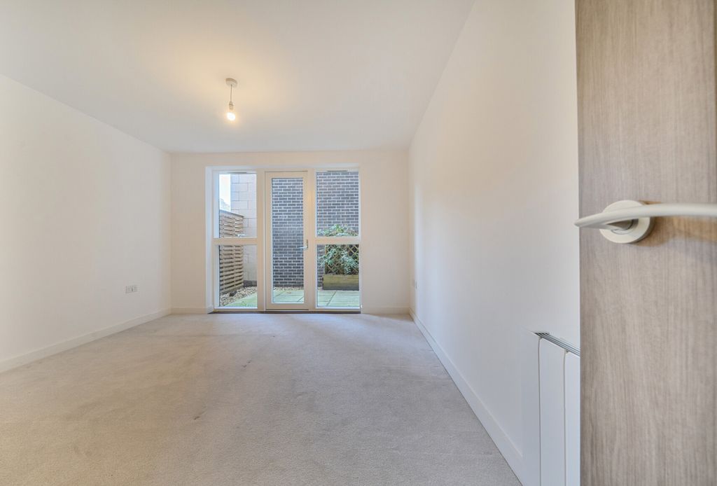 Property photo 3 of 17 1401058-2-696789F...