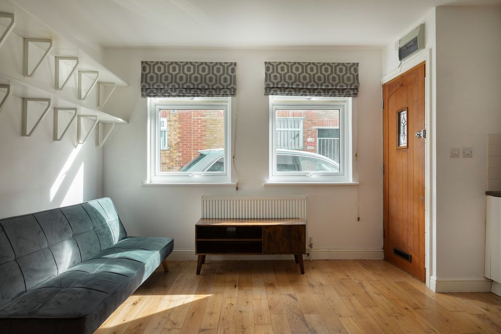 Property photo 1 of 10 Clarence Mews E5