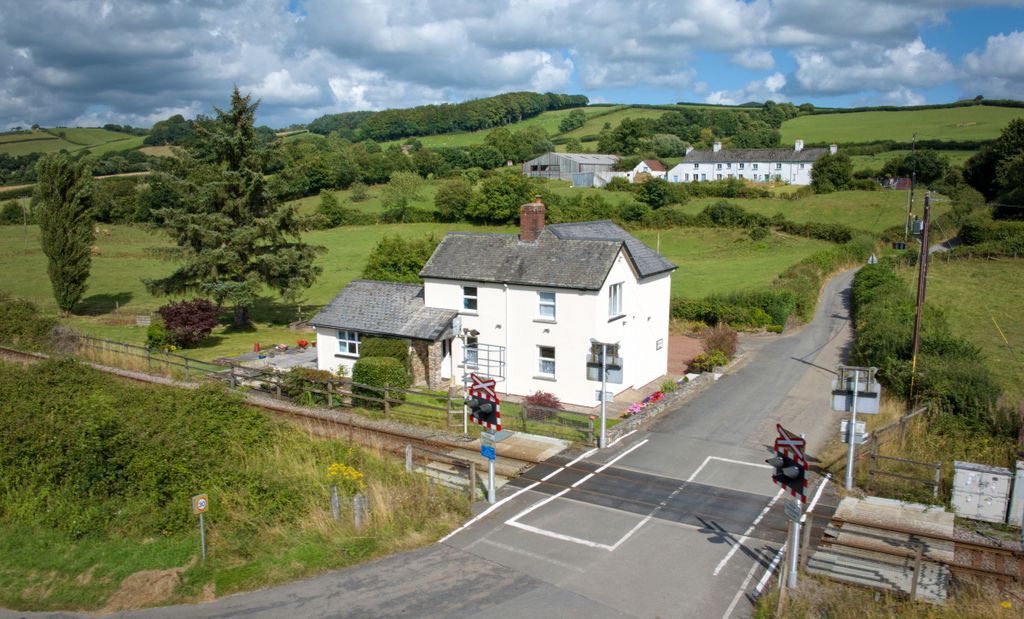 Property photo 2 of 25