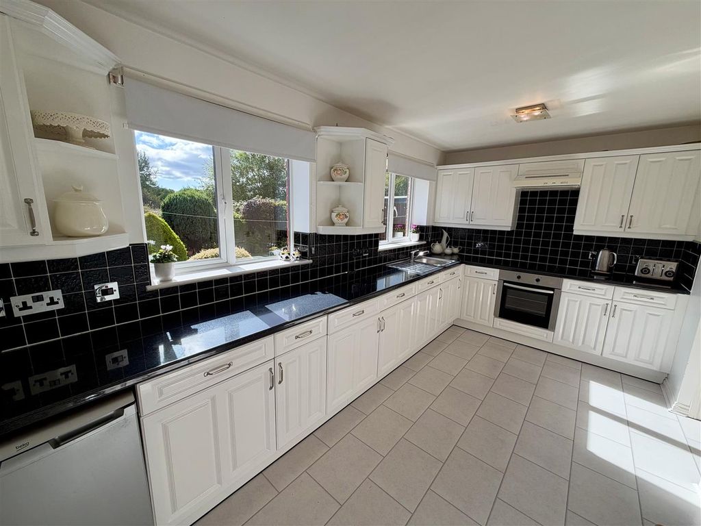 Property photo 3 of 25 Kitchen / Diner