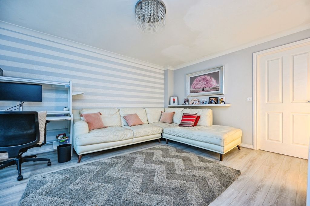 Property photo 3 of 17 Photo