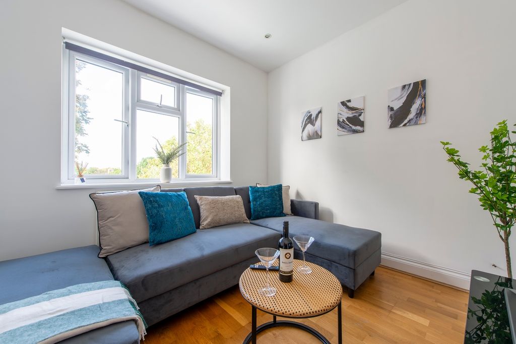Property photo 1 of 11 A Spacious And Inviting Large Modern Living Room W...
