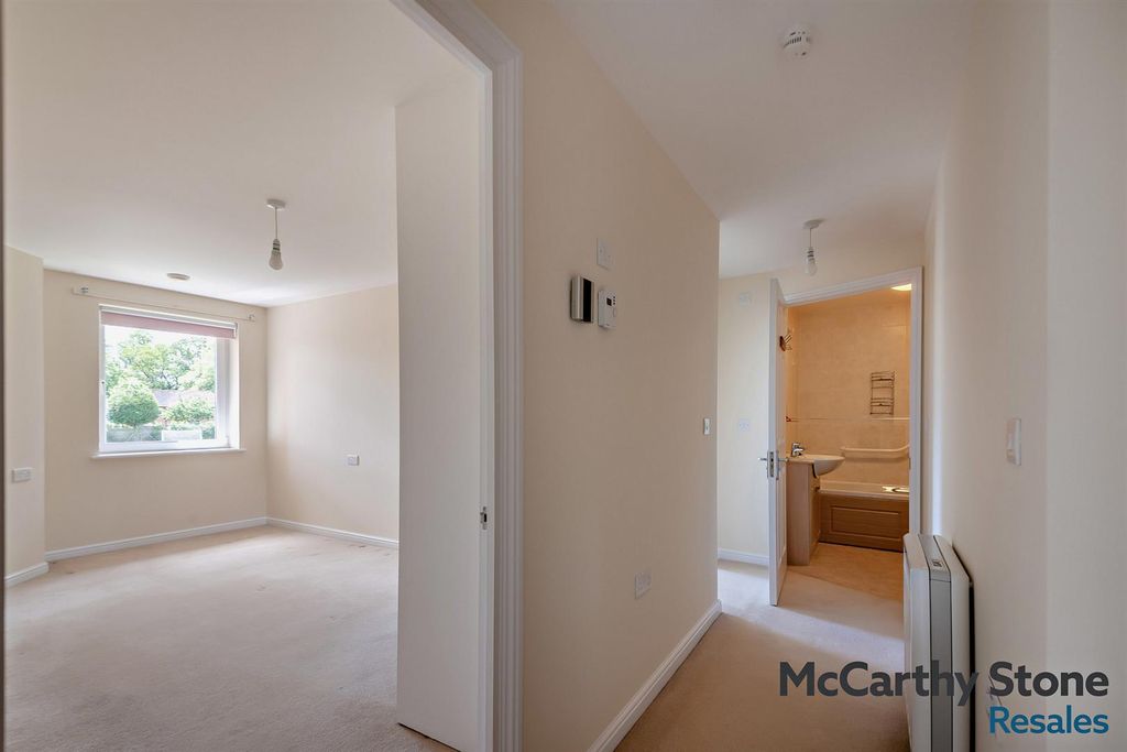 Additional image 15 of 2 bed flat for saleBenedict Court, Western Avenue, Newbury, Berkshire RG14