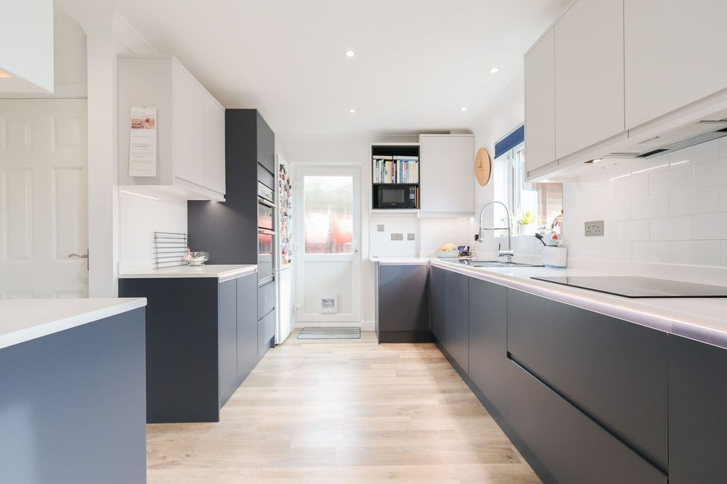 Property photo 3 of 31 Kitchen