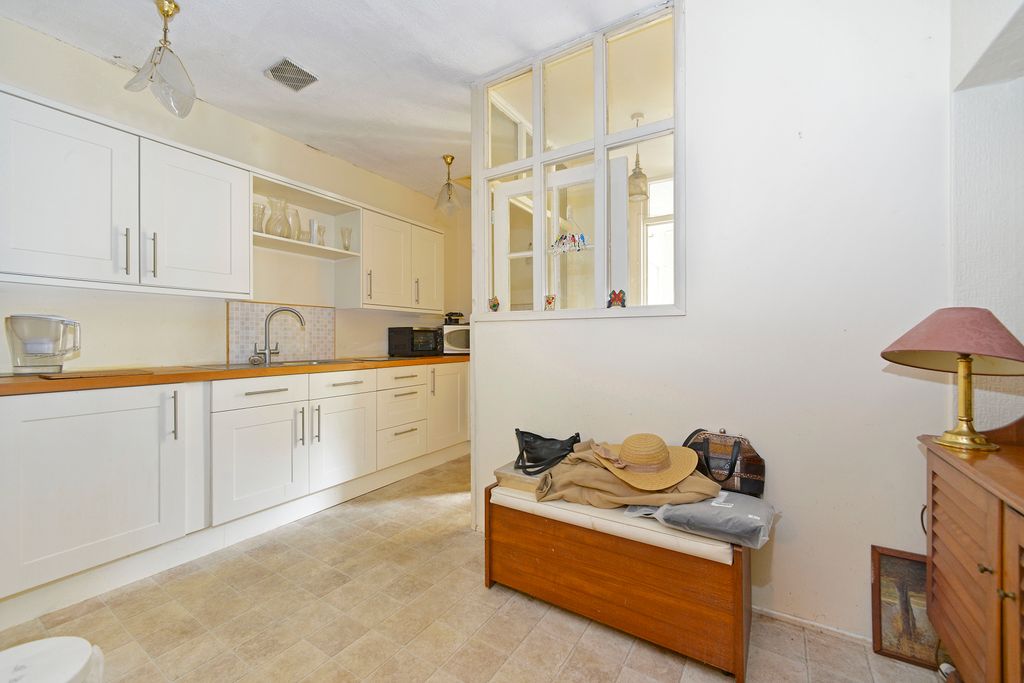 Property photo 2 of 9 Kitchen