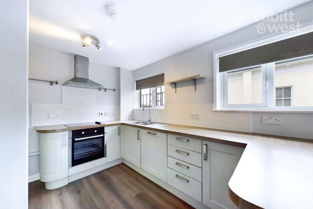 Property photo 3 of 10 Kitchen