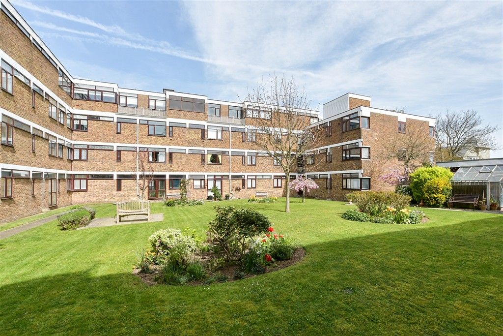 Property photo 2 of 14 Communal Gardens