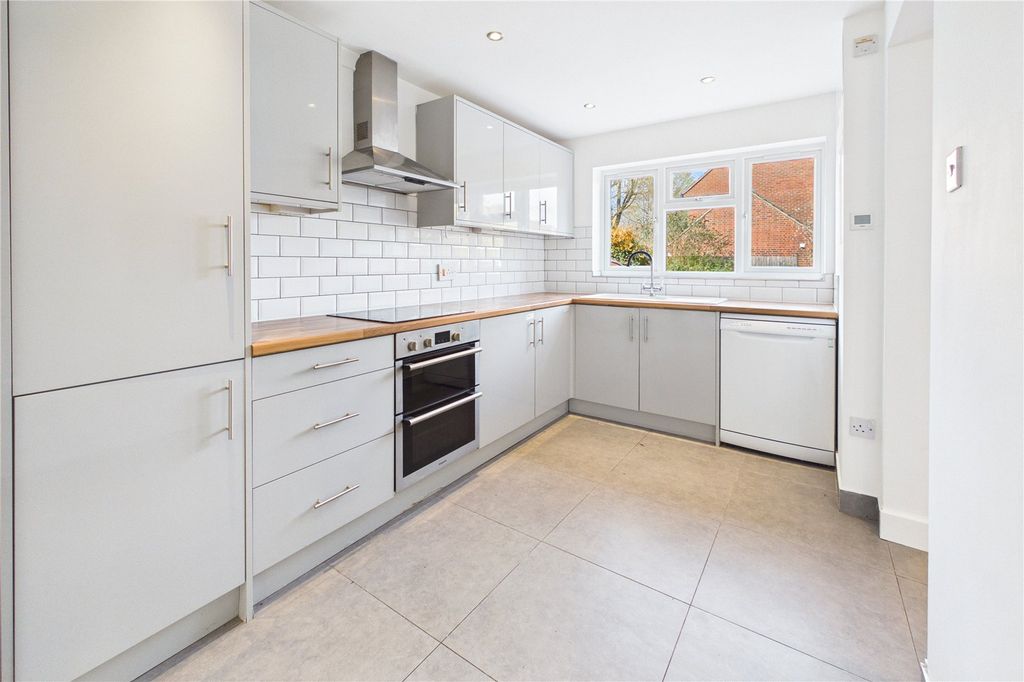 Property photo 3 of 19 Kitchen