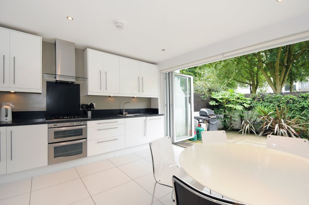 Property photo 2 of 10 Kitchen